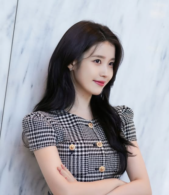 아이유 "사랑한다면 굳이 말 안 해" 이종석과 공개열애 4년 소신 밝혀