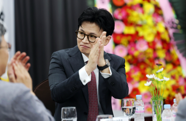 한동훈, 시민 항의에 "다 하셨어요? 더 하세요" 깐족 대응 화제