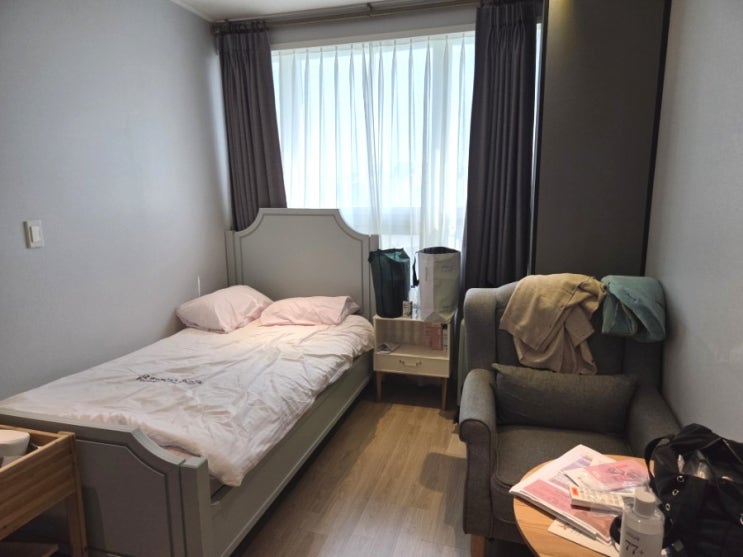 객실,그레이인테리어,침대,안락의자,조리원방