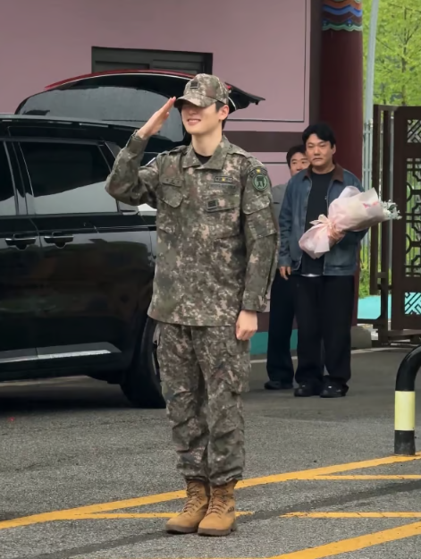 NCT 재현 전역 현장 공개 군악대 복무 마치고 팬들 앞 밝은 미소