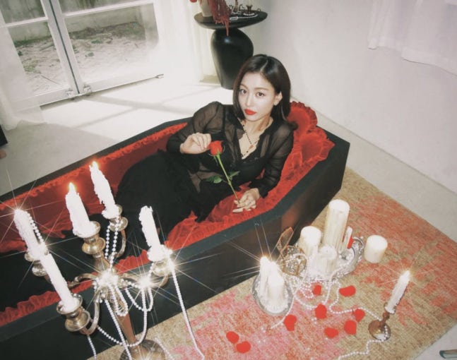 트와이스 지효, 블랙 시스루룩 “고혹적 아우라” 팬들 심쿵