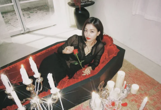 "독보적인 아우라" 트와이스 지효, 블랙 시스루와 레드립의 조화...