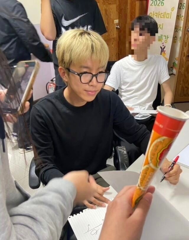 임영웅, 페라리 타고 모교 방문…팬들 “역시 실력만큼 인성도...