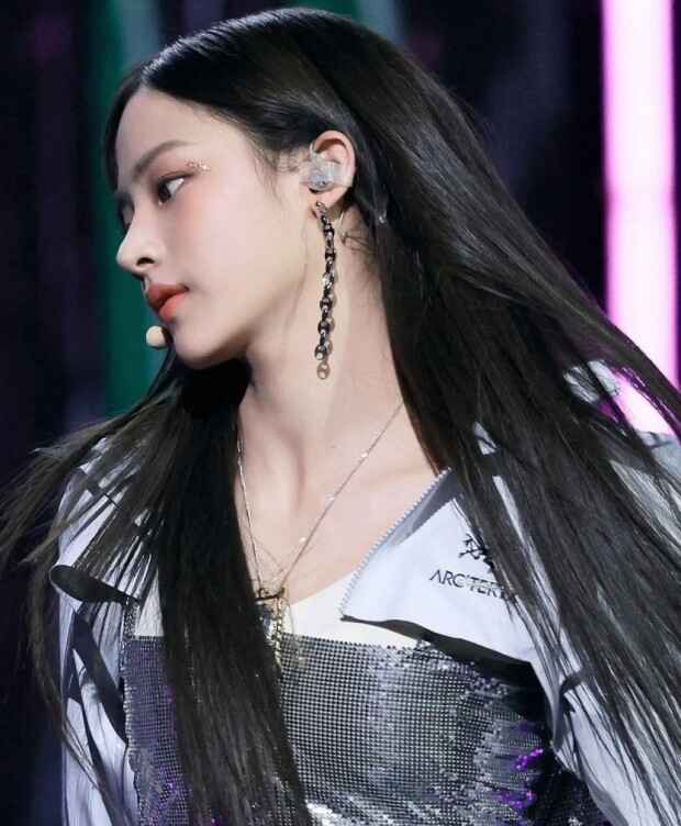 너무 예뻐서 전학 오자마자 등교길 마비 시켰다는 여자 아이돌
