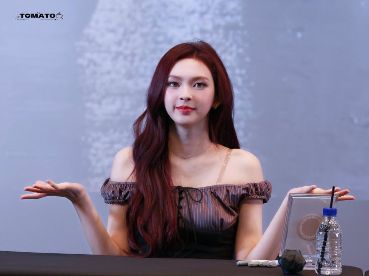 베이비몬스터 치키타, 팬 사인회 속 나시 탑 정보 : 비엔프롬