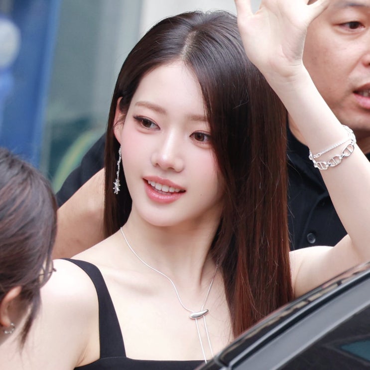 진심 주얼리 모델 해도 될 것 같은, 19살인데 얼굴에 벌써 귀티...