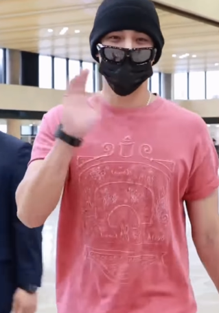 민규 도쿄 출국 공항패션 — 선글라스 하나로 공항...