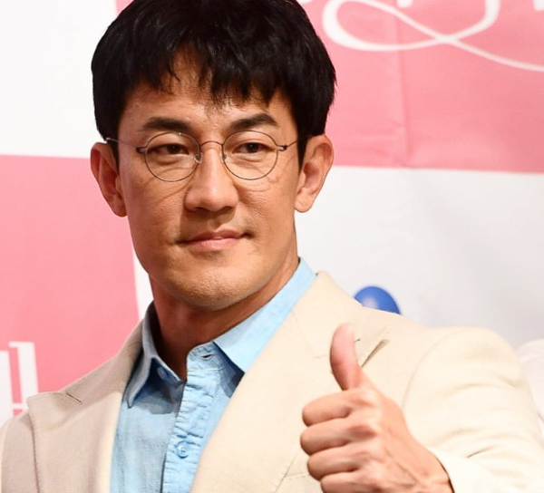 한정수 스타벅스 불매 '탈벅' 선언 — "이제 가지 맙시다" 카드 잘라 인증