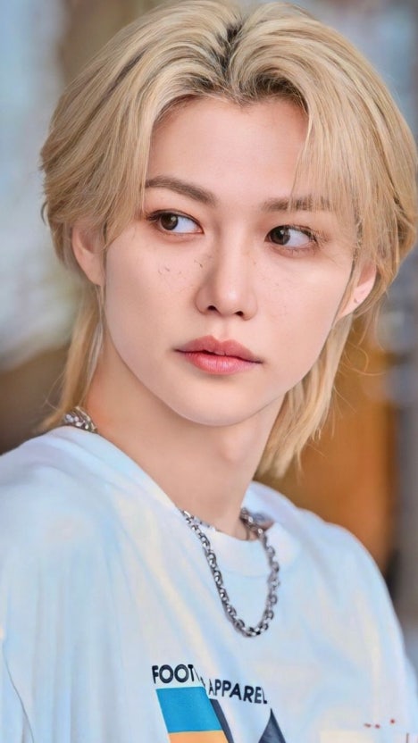 스트레이키즈 필릭스 탈색 머리, 2D 요정 무드 '백금발 울프컷...