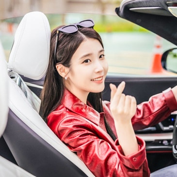 "드라마는 욕 먹는데 차는 대박?" 아이유가 타고 나온 '이 차' 화제!