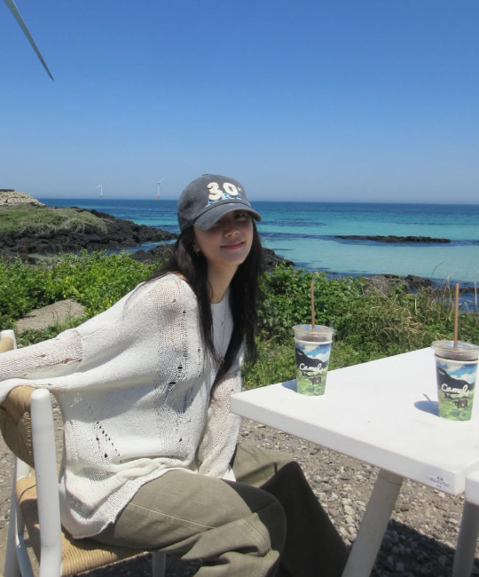 일상룩은 생각보다 수수하다는 지수, 제주도 여행룩 화제