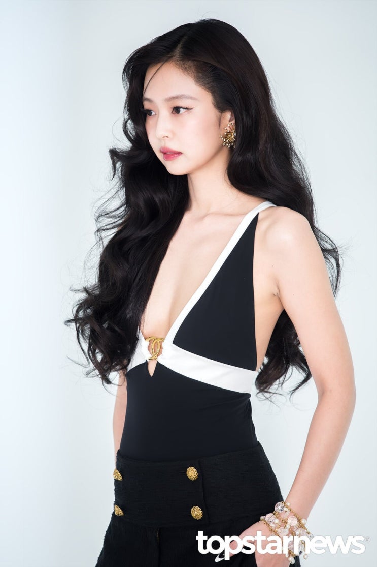 "제니가 제니했다".. 명치 파인 패션도 그냥 소화, TIME...