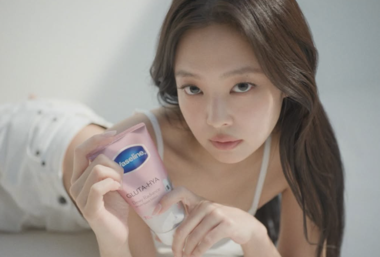 제니, 뷰티 화보 같은 새 사진…광고 촬영 현장 청량 무드...