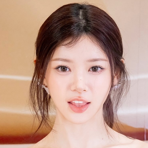 아일릿 모카 눈물 무대 후 건강 우려 커진 이유? + 인기가요