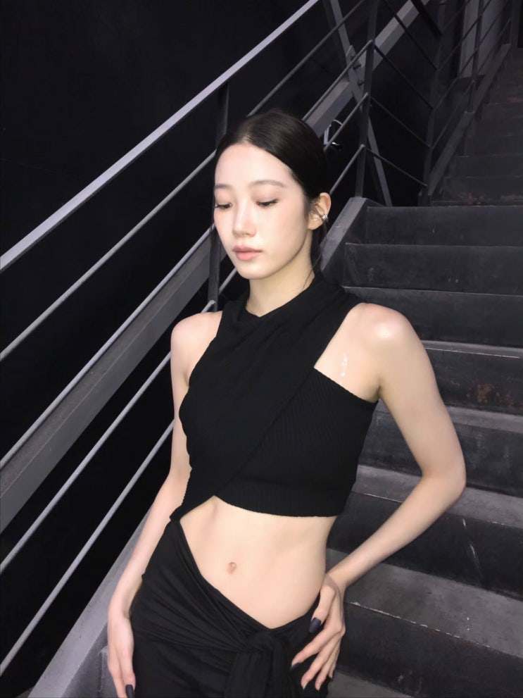 카즈하 백스테이지 사진 올렸는데…저 복근이 진짜라고?