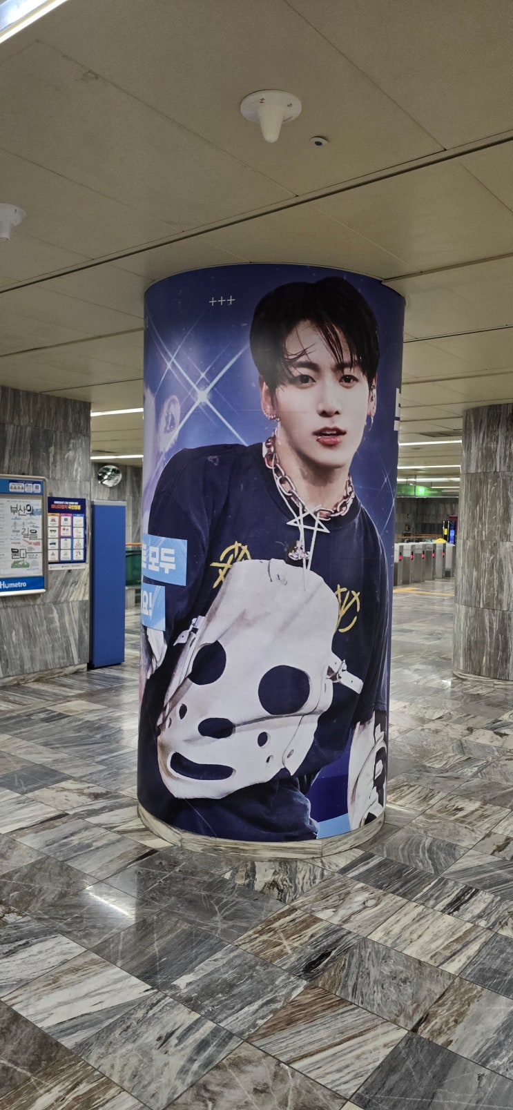 BTS 정국 사직종합운동장역 지하철 기둥 랩핑시공