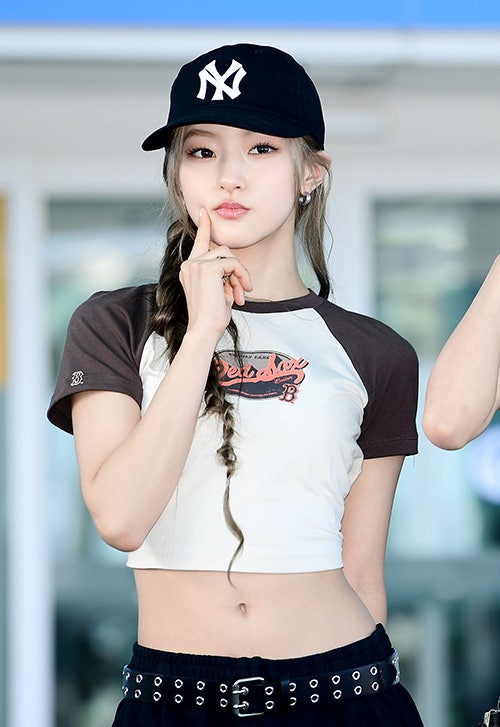 KISS OF LIFE 공항패션 속 키오프 하늘 쥴리 여성 모자 MLB...