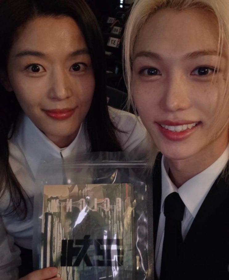 “이 조합이 진짜 가능했다고?”…전지현♥필릭스 셀카 공개에...