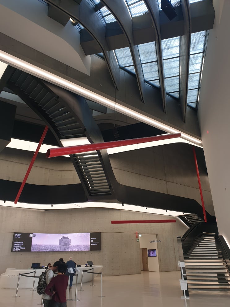 현대 건축의 역동적인 선율, 맥시 국립21세기미술관(MAXXI)_자하 하디....