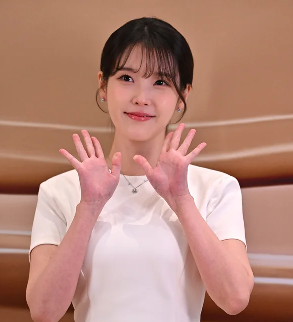 아이유 또 소환됐다…팬들 성명 발표 '정치적 압박 멈춰달라...