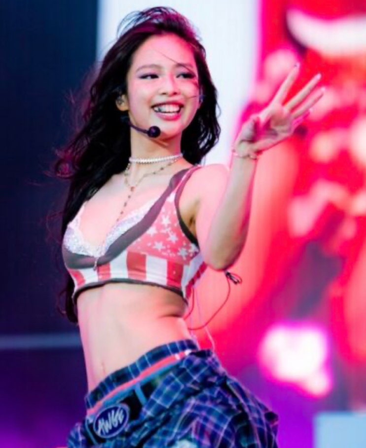 제니가 무대에서 선보인 그릴즈, 그 의미
