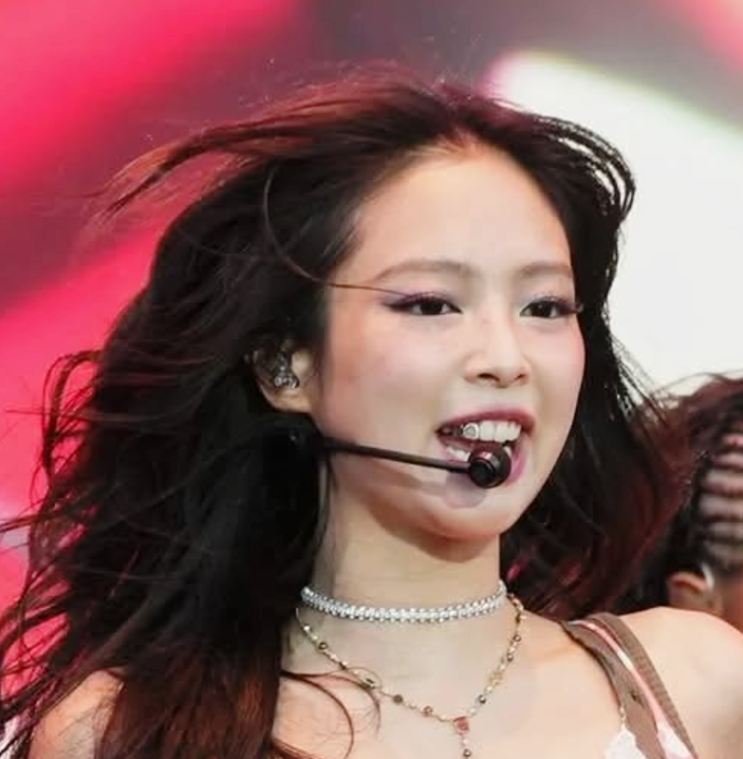 "이가 썩은 줄 알았다" 반응 나온 그 공연, 제니 의상과 팬심...
