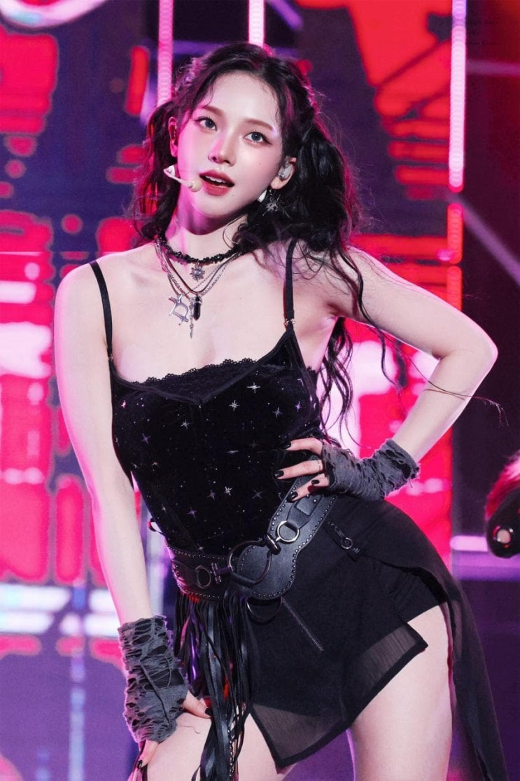 골반을 쭉 뺀 상태로 허리부터 골반까지  S자 곡선을...