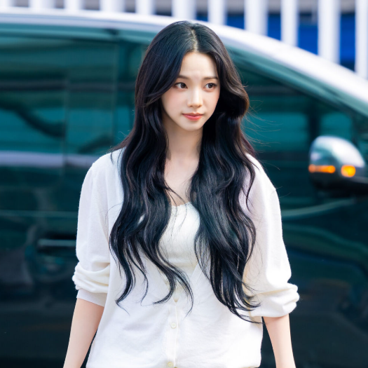 무려 천만원대 패션인데..어딘가 어정쩡한 카리나 버뮤다팬츠 룩