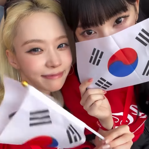 월드컵 응원석 발칵 뒤집은 카리나 윈터 커플 시밀러룩