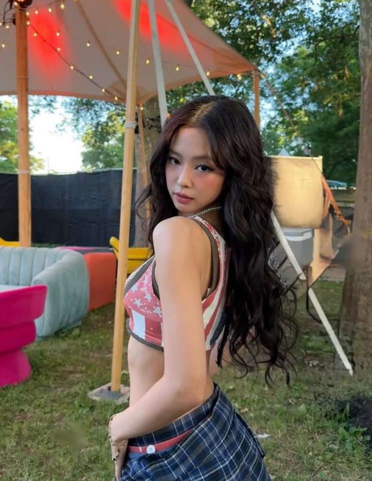 블랙핑크 제니, 거버너스 볼서 초미니 무대 의상으로 압도적...