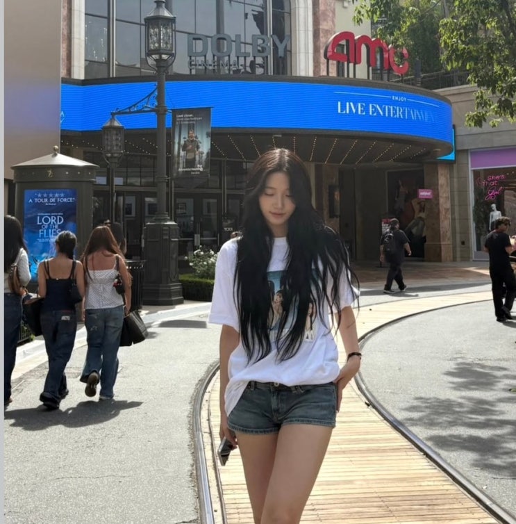 카즈하, LA에서 포착된 흰 티+숏팬츠 룩…발레리나 비율은...
