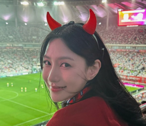 오하영 에이핑크 멕시코 직관, 개미허리에 선글라스 끼고 춤까지