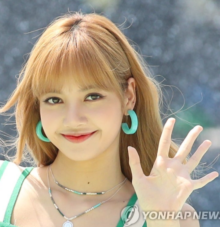 블랙핑크 리사, 축구선수 응원 포착... 등번호까지 화제된 이유