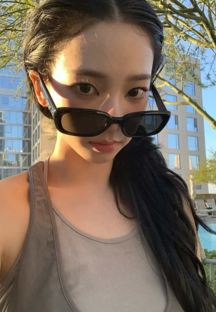 카리나, AI도 감탄할 청순 비주얼... 독보적인 미모 화제