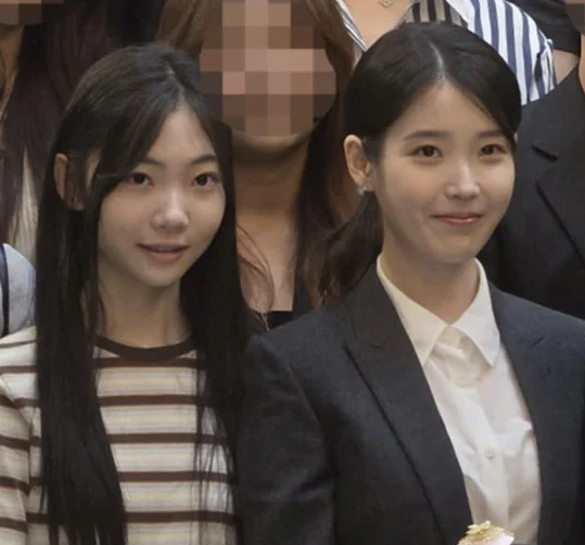 아이유, 결혼식서 포착된 근황…'폭싹' 아역 김태연에 끝까지...