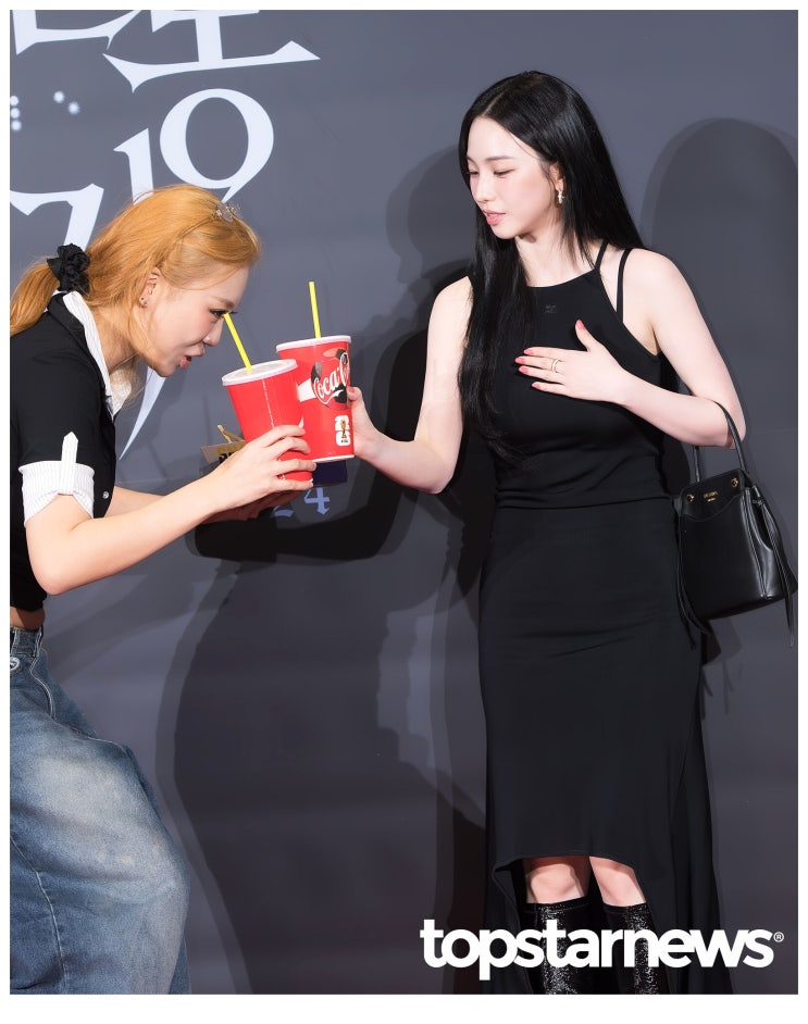 영화 눈동자 시사회장을 빛낸 에스파 카리나·이영지 우정 공개...