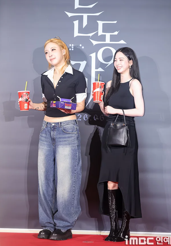 이영지 옆에 카리나가?! 찐친 둘이서 시사회 나들이!