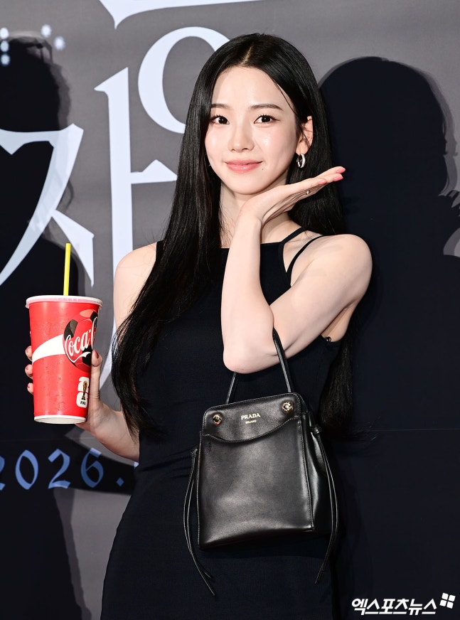 카리나, AI보다 더 예쁜 올블랙 시사회룩…눈동자 VIP 시사회...
