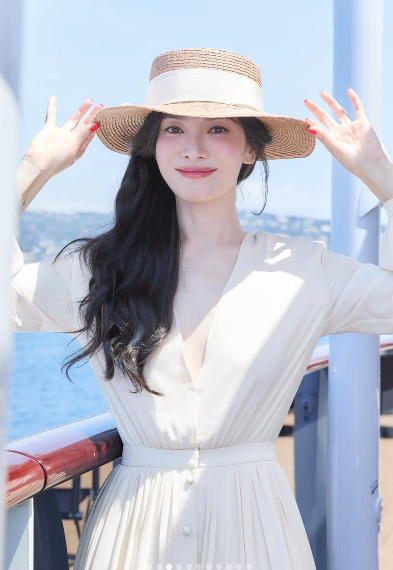 송혜교, 크루즈 위 화보 같은 근황 공개…화이트 원피스에 풀...
