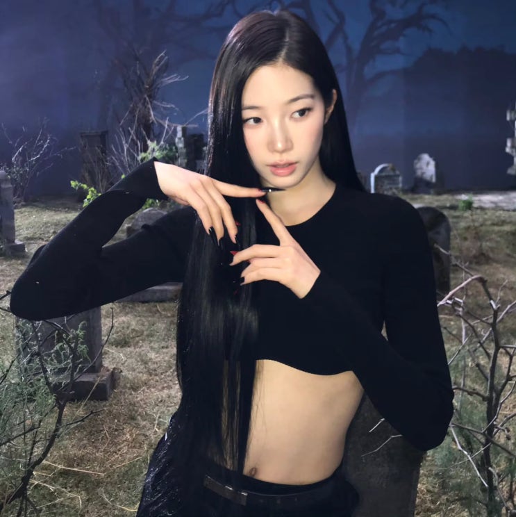 르세라핌 카즈하, 장미와 묘지 세트로 완성한 ‘BOOMPALA’...