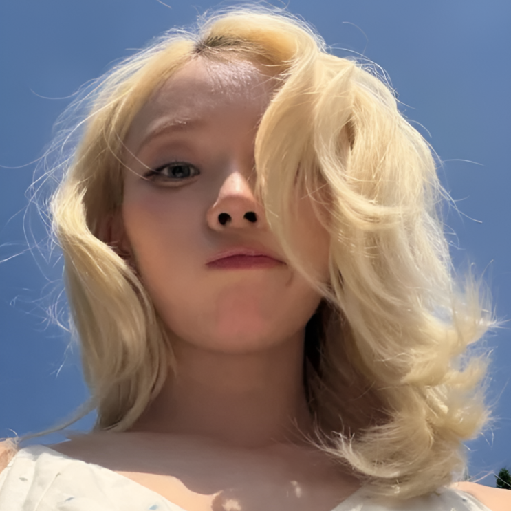 "파란 점무늬 하얀 원피스 입고 숲속에서?" 윈터, 굴욕 각도 싹...