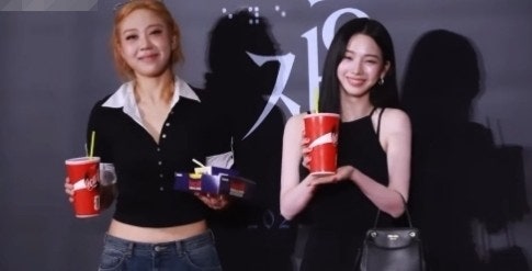 카리나 이영지, 블랙 투샷 왜 눈길 갔나…같은 블랙인데...