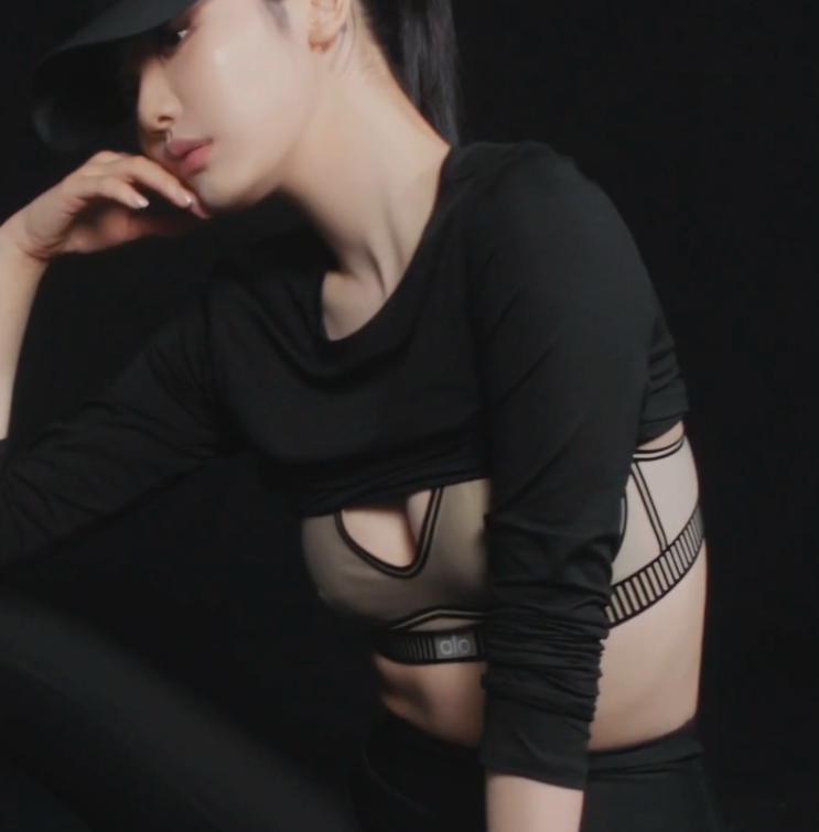 "19인치" 개미허리 '에스파닝닝' 애슬레저룩 패션