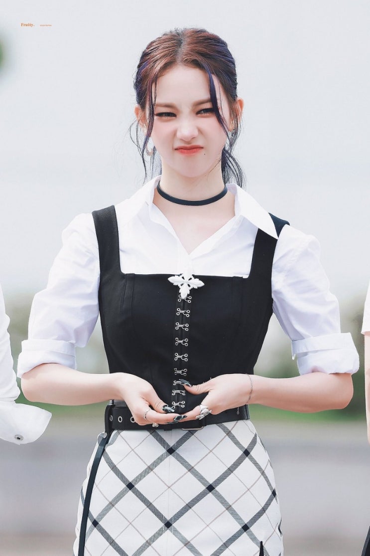 초커 착용한 묵직한 에스파 카리나 그야말로 AI보다 더 AI...
