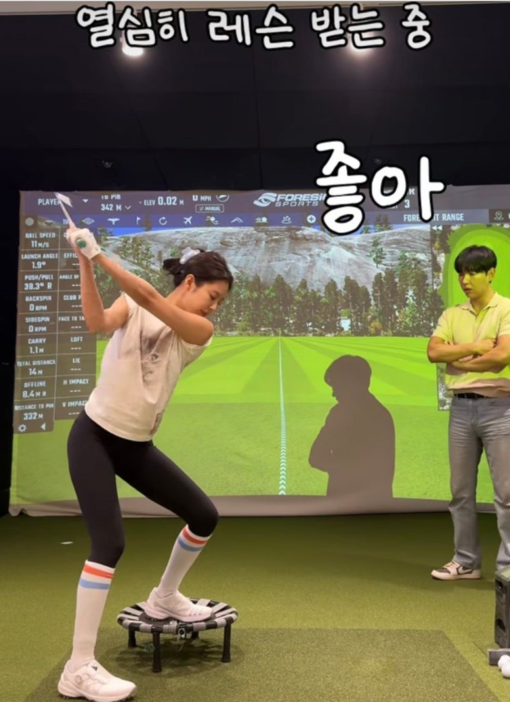제니 골프 취미 시작, 필드 라운드까지 공개…레슨 영상 보고...