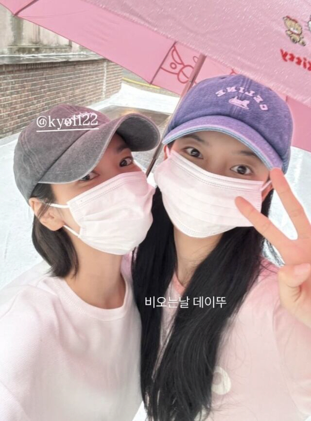 "비 오는 날 데이트 포착?" 수지·송혜교, 마스크 쓰고 거리 활보...