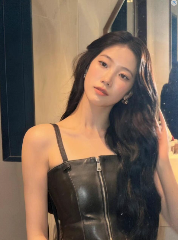 "르세라핌 카즈하, 흑발 웨이브에 팬심 폭발… 성숙미 끝판왕...