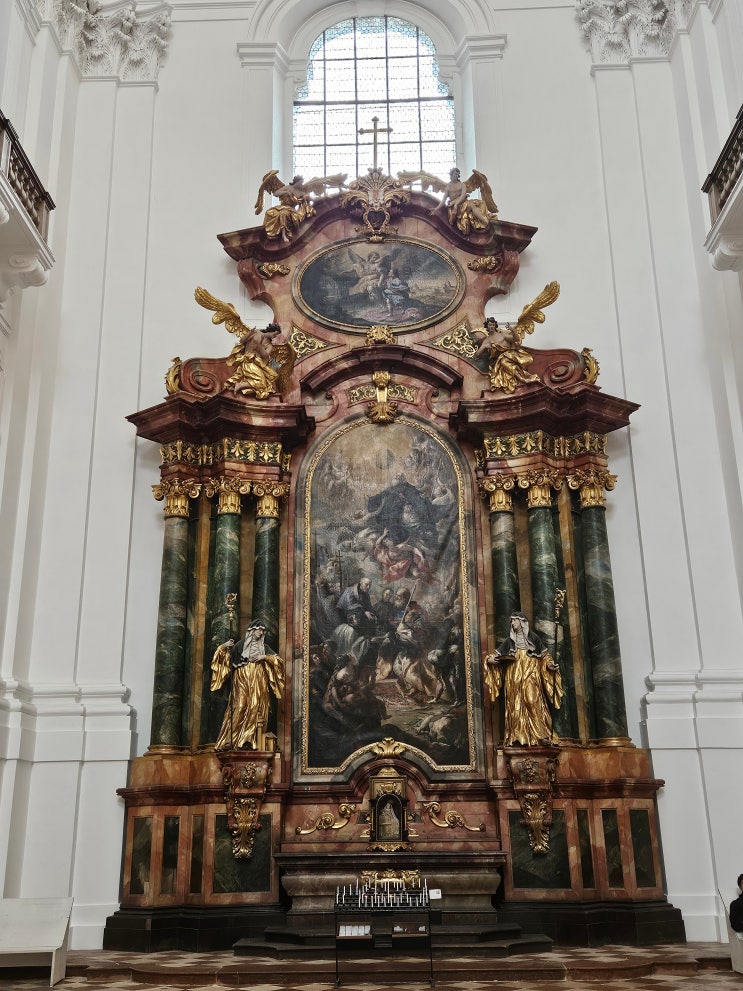잘츠부르크 구도심의 대학교회 콜레기엔 성당 Kollegienkirche