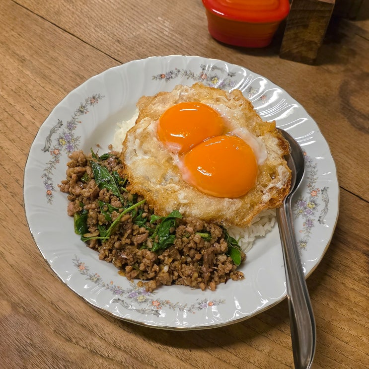 치앙마이 맛집ㅣKaprao Nueanuea Chang Moi 돼지고기바질덮밥 현지 팟카파....