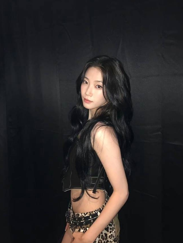 '카즈하, 가죽 핫팬츠로 뽐낸 락시크 매력'